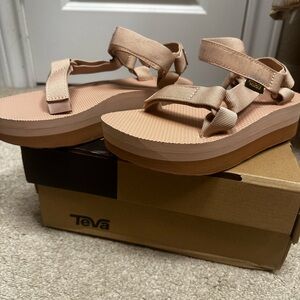 Teva Flatform Universal Sandals - Maple Sugar/ Lion NWB